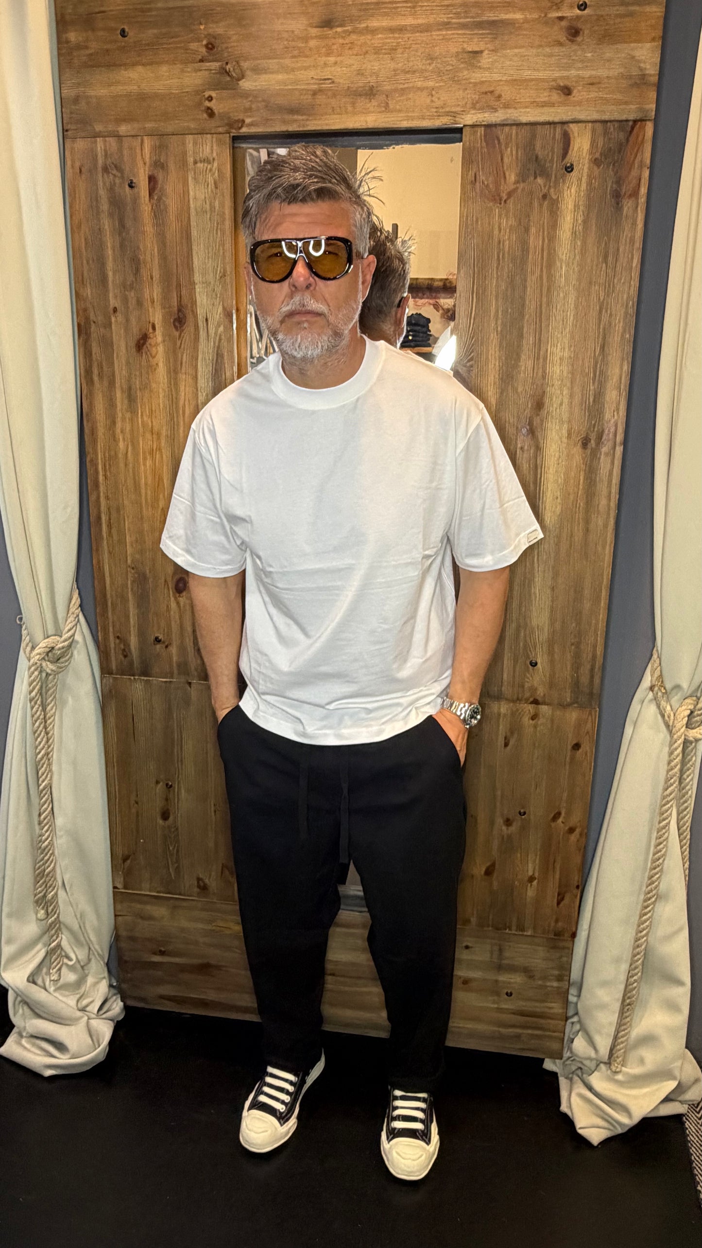 T-shirt over galerie white