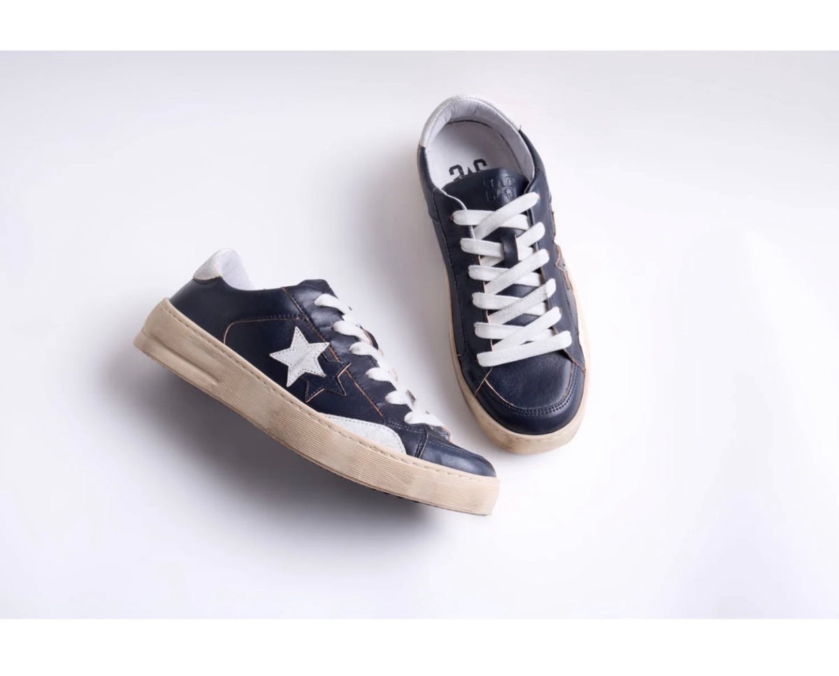 SNEAKER ENJOY STAR IN PELLE NERA CON DETTAGLI BIANCHI
ED EFFETTO "USED"