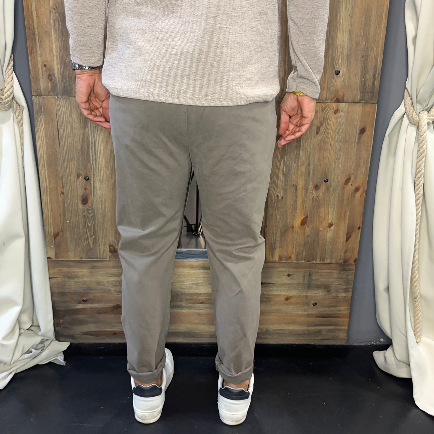 Chinos malaga tortora