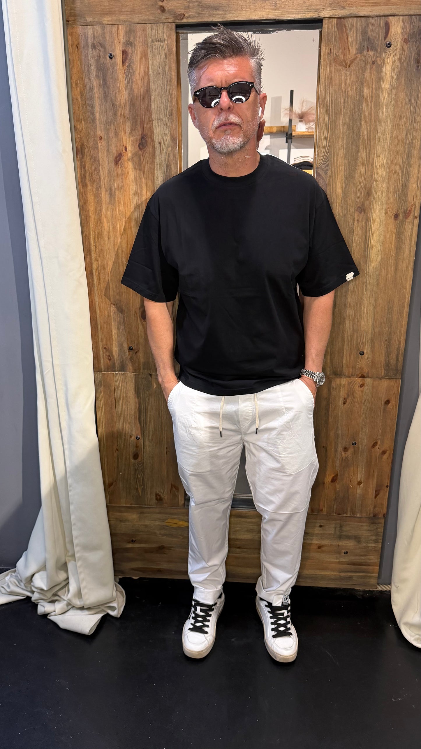 T-shirt over Galerie nera