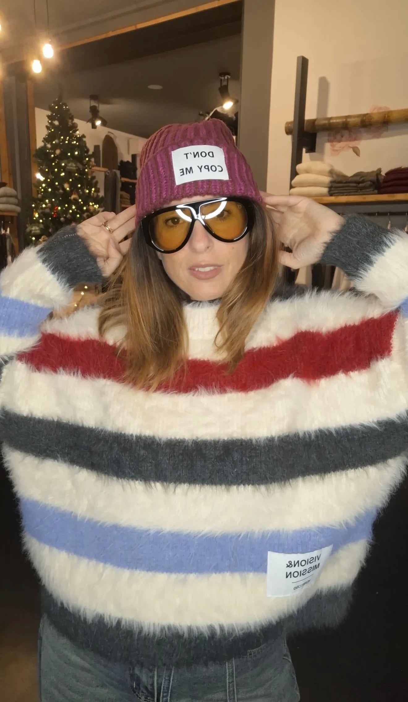 Knitwear red blue verb to do