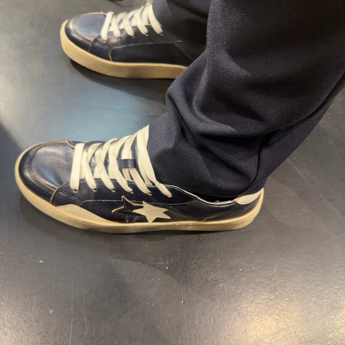 SNEAKER ENJOY STAR IN PELLE BLU CON DETTAGLI BIANCHI
ED EFFETTO "USED"