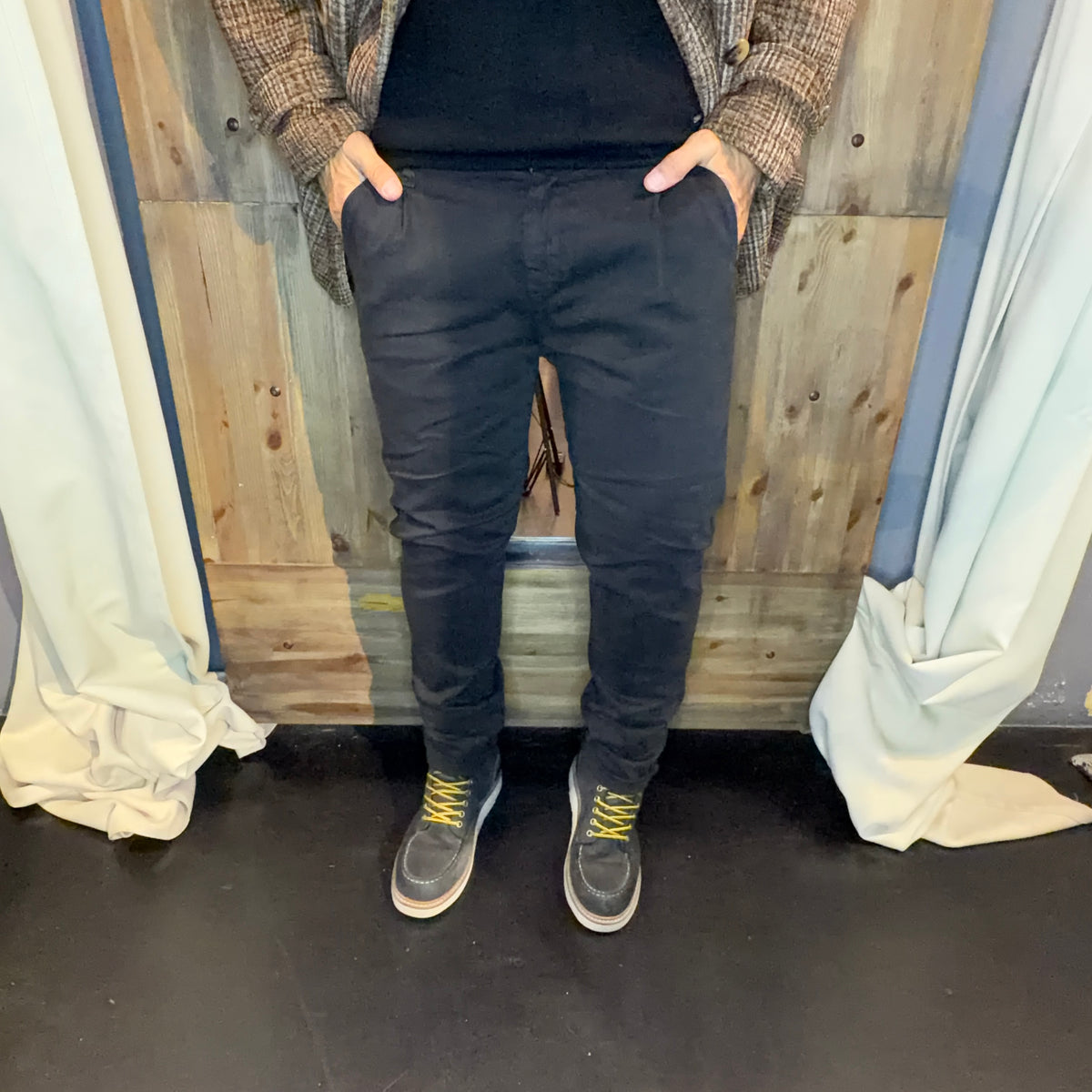 Pantalone chinos con elastico posteriore nero