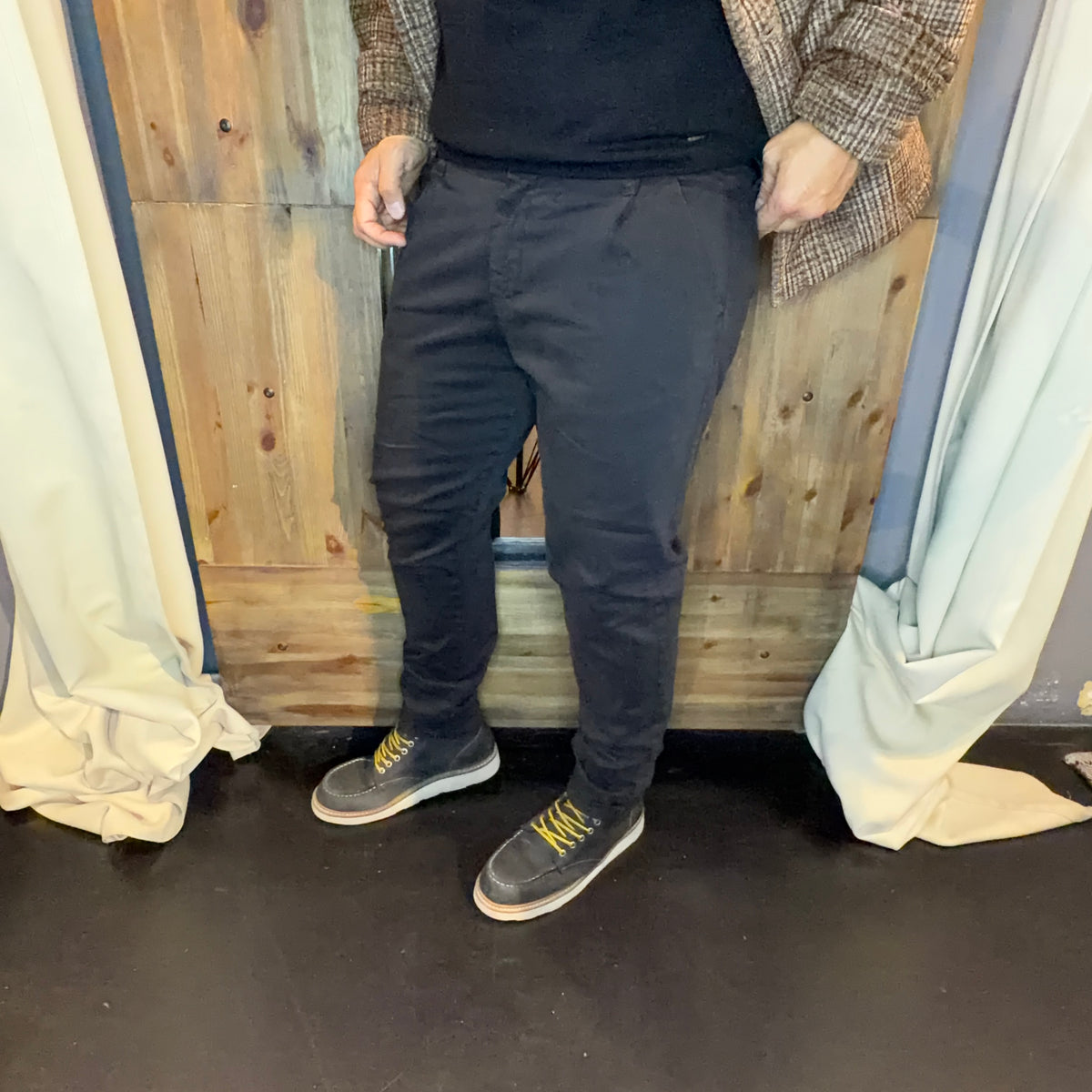 Pantalone chinos con elastico posteriore nero