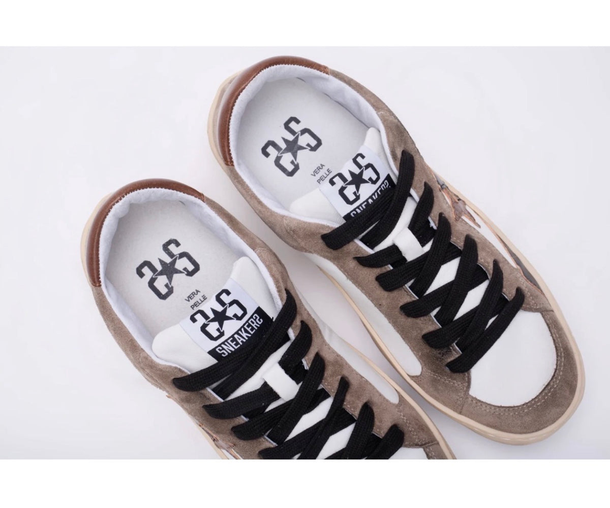 SNEAKER ENJOY STAR IN PELLE BIANCA CON DETTAGLI IN PELLE TAUPE, MARRONE E NERO ED EFFETTO "USED"