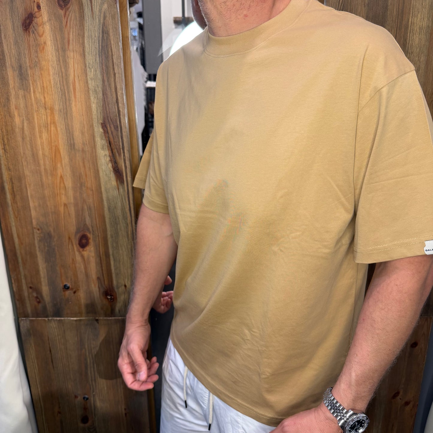T-shirt over Galerie cammello
