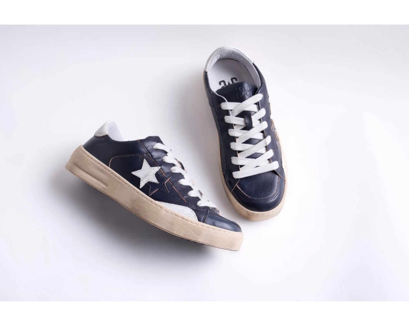 SNEAKER ENJOY STAR IN PELLE NERA CON DETTAGLI BIANCHI
ED EFFETTO "USED"