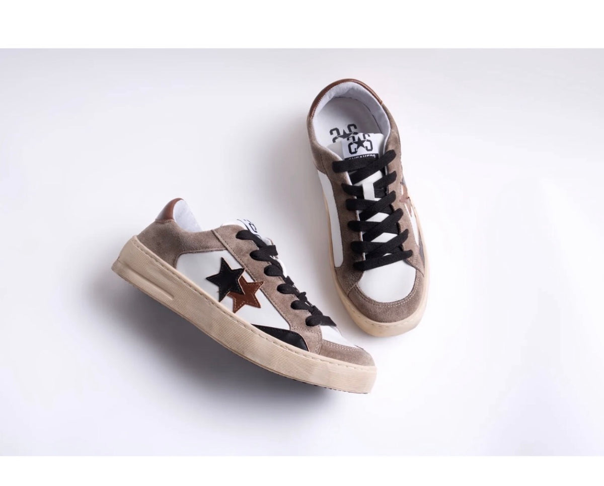 SNEAKER ENJOY STAR IN PELLE BIANCA CON DETTAGLI IN PELLE TAUPE, MARRONE E NERO ED EFFETTO "USED"