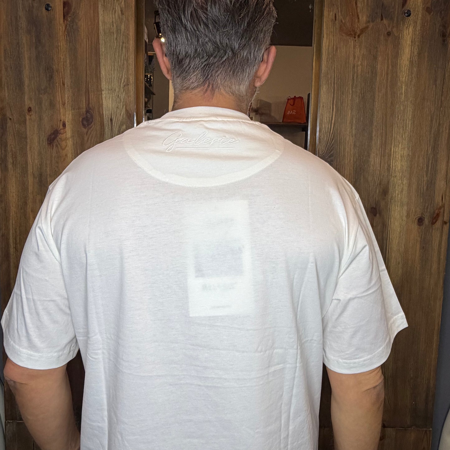 T-shirt over galerie white