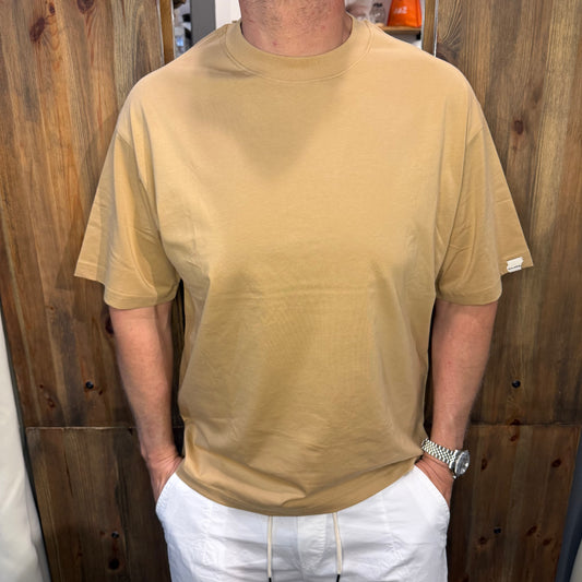 T-shirt over Galerie cammello