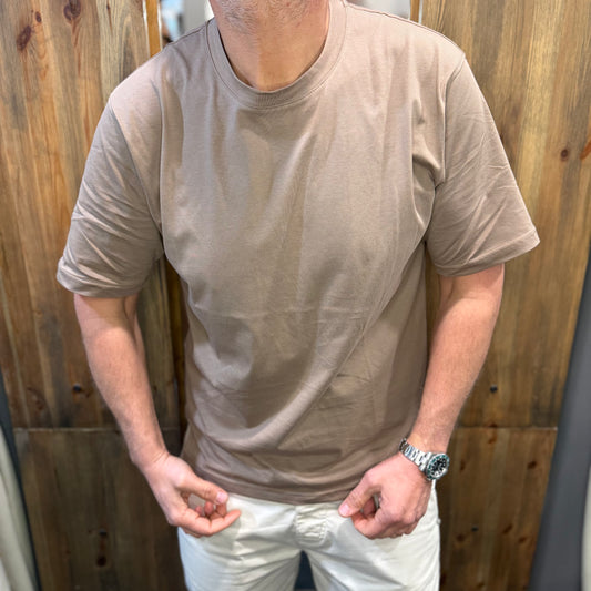 T-shirt over alta tensione fango