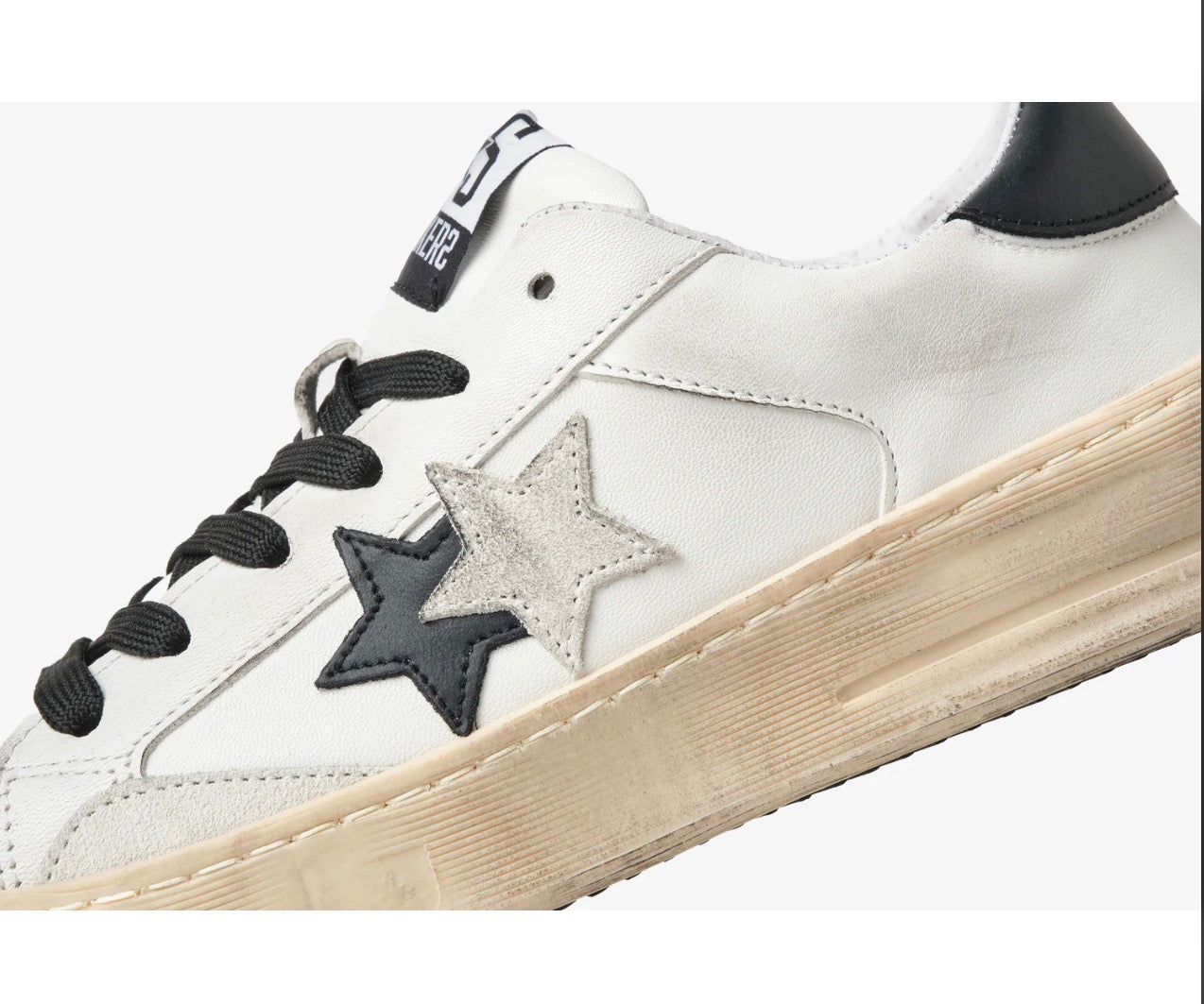 SNEAKER ENJOY STAR IN PELLE BIANCA CON DETTAGLI IN PELLE NERI E GHIACCIO ED EFFETTO
"USED"