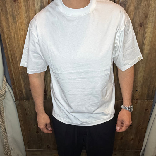 T-shirt over galerie white