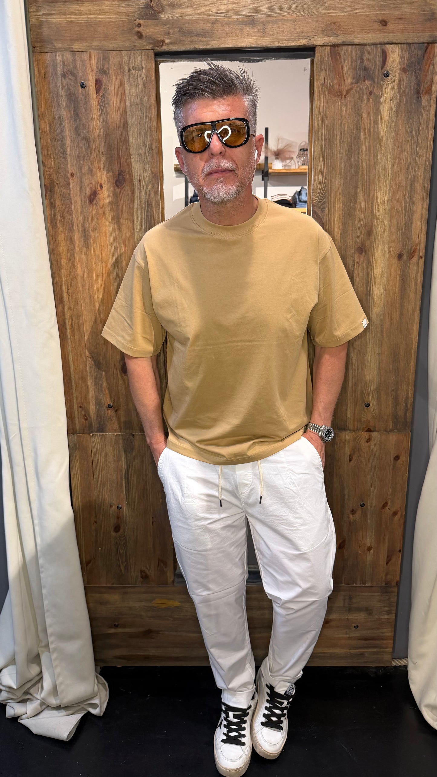 T-shirt over Galerie cammello