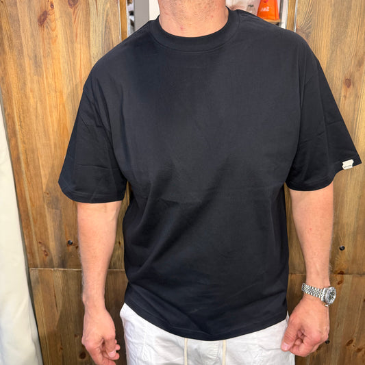 T-shirt over Galerie nera