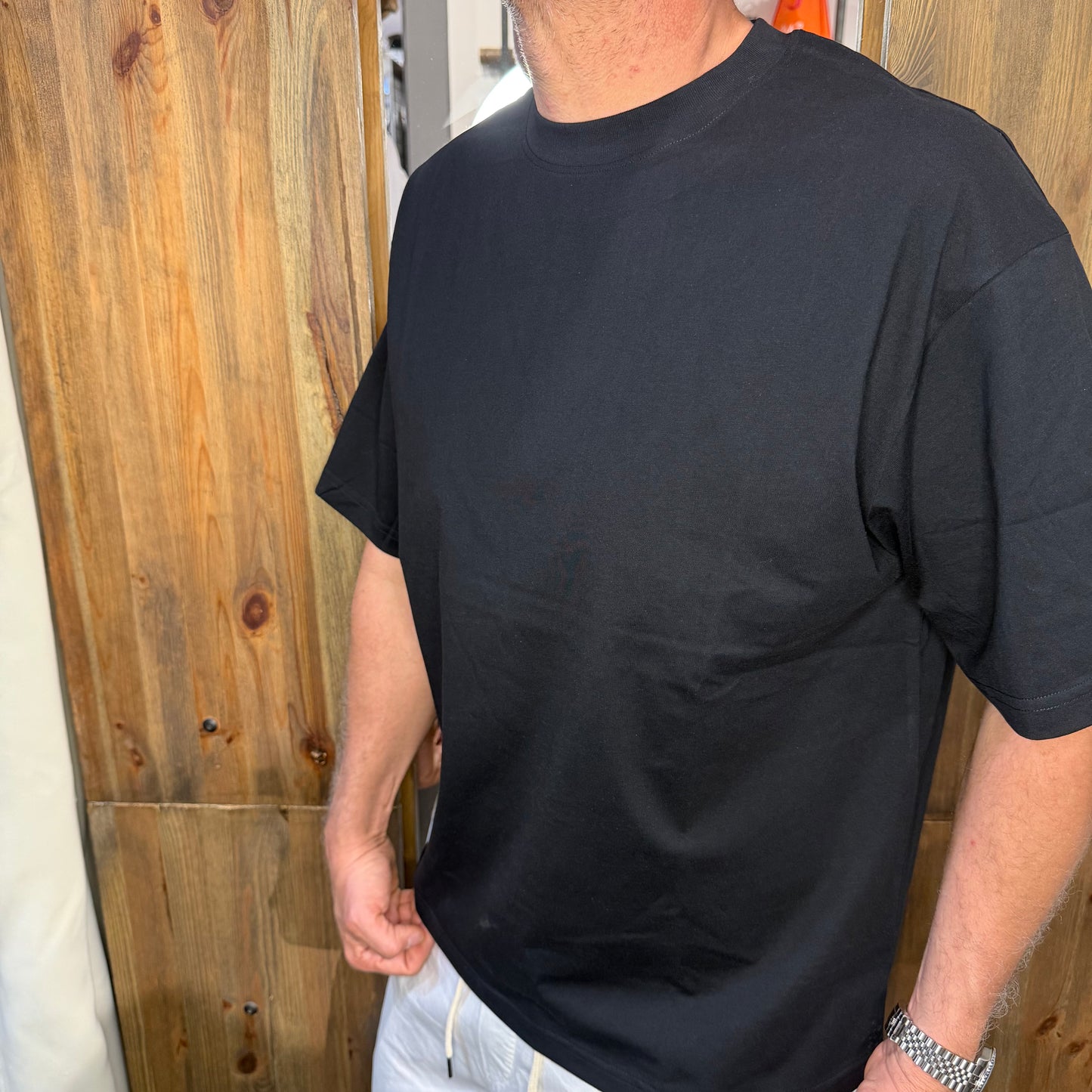 T-shirt over Galerie nera