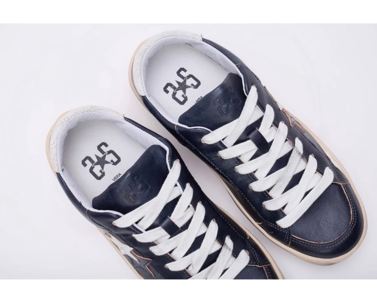 SNEAKER ENJOY STAR IN PELLE NERA CON DETTAGLI BIANCHI
ED EFFETTO "USED"