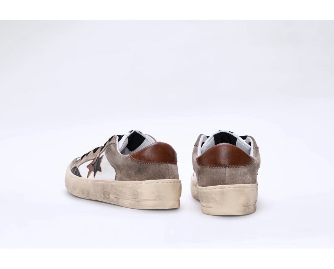 SNEAKER ENJOY STAR IN PELLE BIANCA CON DETTAGLI IN PELLE TAUPE, MARRONE E NERO ED EFFETTO "USED"