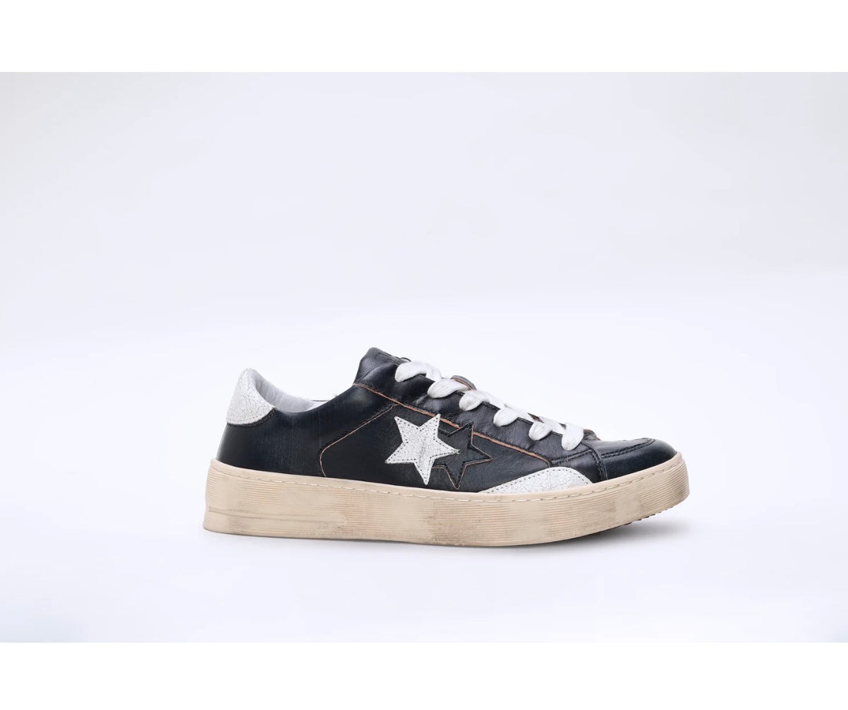 SNEAKER ENJOY STAR IN PELLE NERA CON DETTAGLI BIANCHI
ED EFFETTO "USED"
